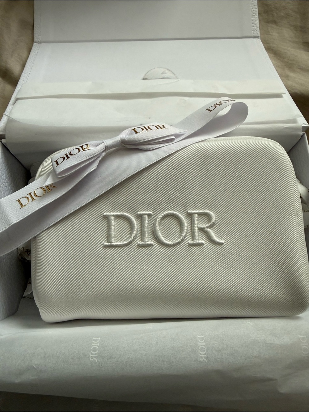 Dior White Embossed pouch with 3 samples in a gift box with a bow - Picture 2 of 6